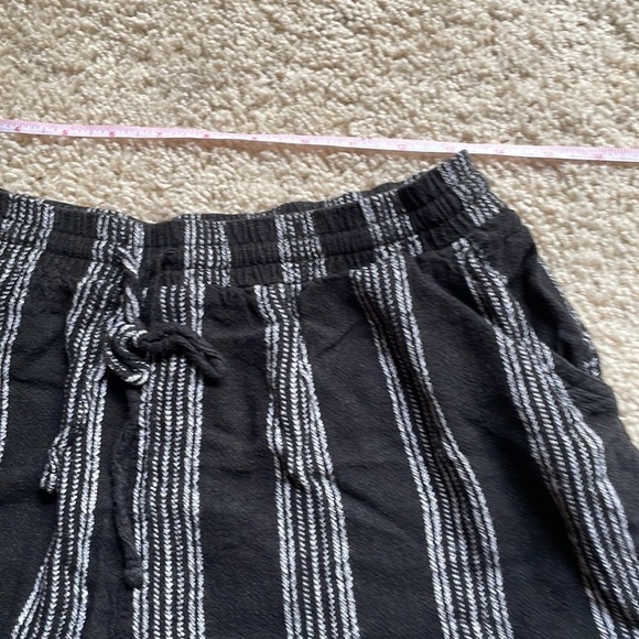 Universal Thread M black and white stripe casual short with pockets - Picture 4 of 11